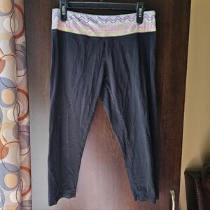 Capri Leggings With Colorful Waistband